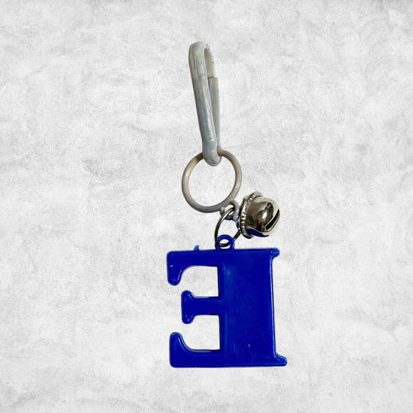 Vintage Letter E Plastic Charm Bell Clip Toy Blue Initial Kids 80s Jewelry ABC - Picture 8 of 8